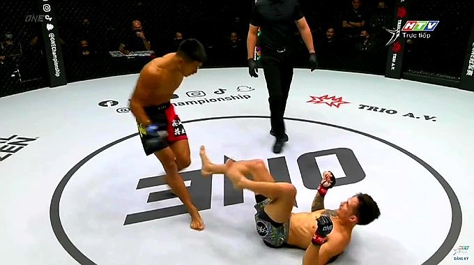 Thua võ sĩ Trung Quốc, nhà vô địch Thành Lê mất đai MMA thế giới 181252