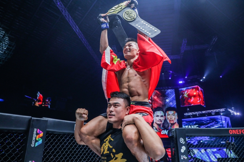 Thua võ sĩ Trung Quốc, nhà vô địch Thành Lê mất đai MMA thế giới 181254