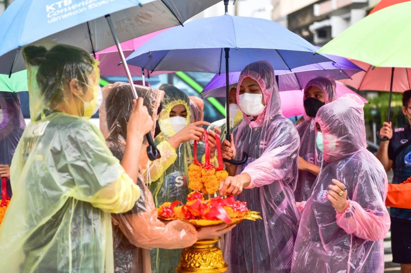 Cầu thủ bóng chuyền Thái Lan đội mưa cúng thần linh trước trận xuất quân 184611