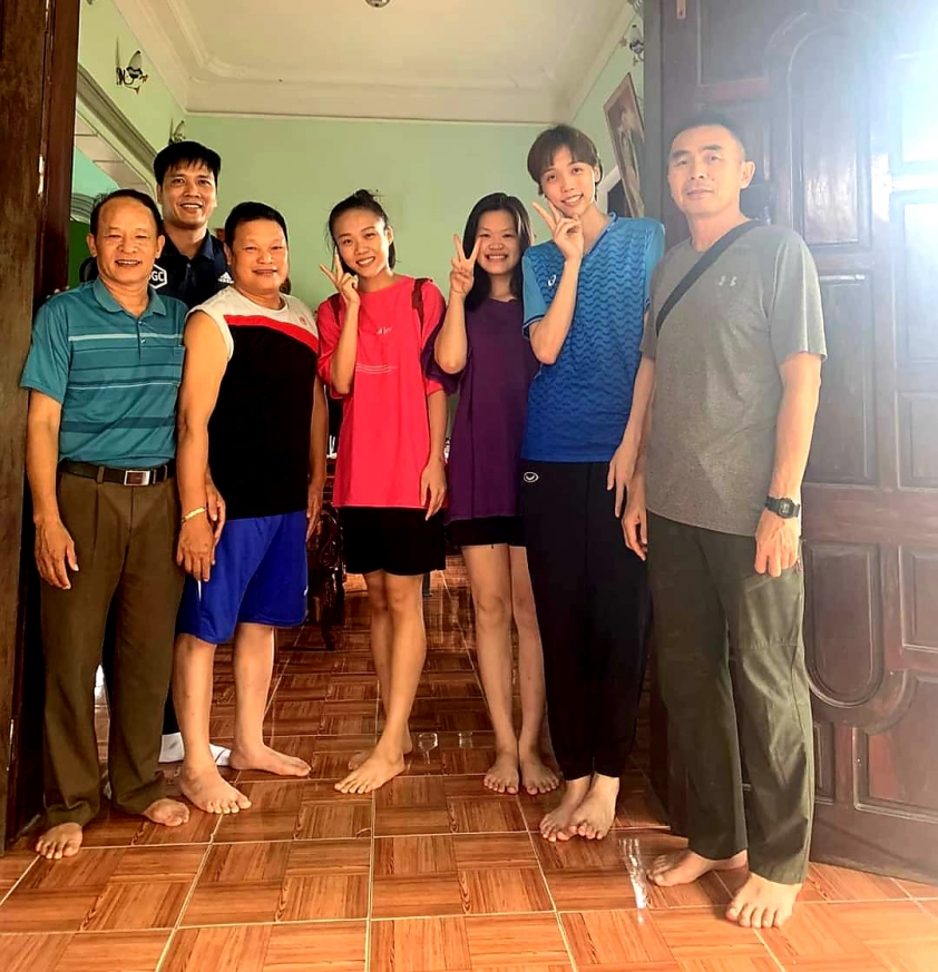 Á quân HCĐG tuyển tân binh ai ngờ gặp khủng long 15 tuổi cao 1m83 192582