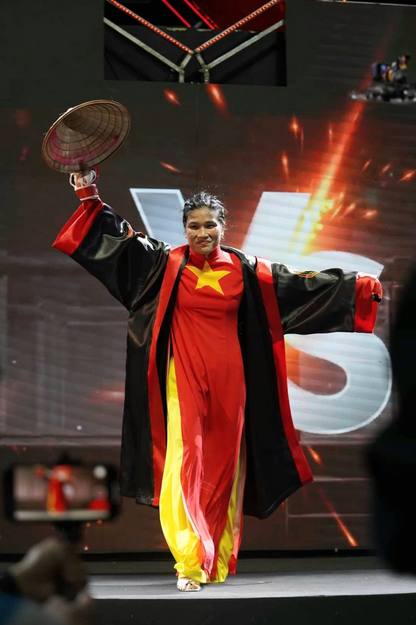 Lần đầu tiên trong lịch sử: 'Áo dài và nón lá Việt Nam' xuất hiện trên sàn đấu MMA 208309