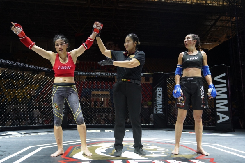 Lần đầu tiên trong lịch sử: 'Áo dài và nón lá Việt Nam' xuất hiện trên sàn đấu MMA 208323