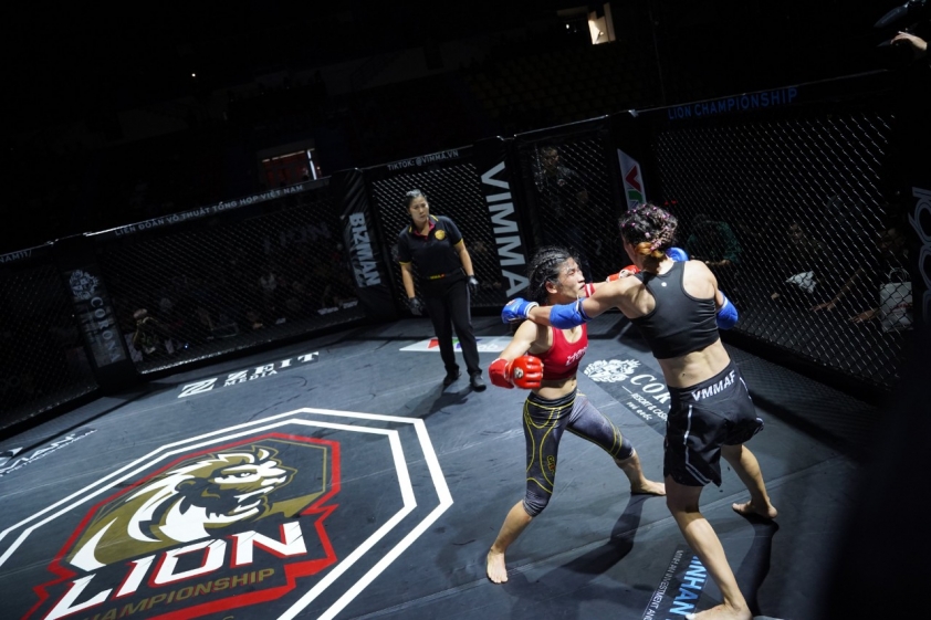 Lần đầu tiên trong lịch sử: 'Áo dài và nón lá Việt Nam' xuất hiện trên sàn đấu MMA 208330