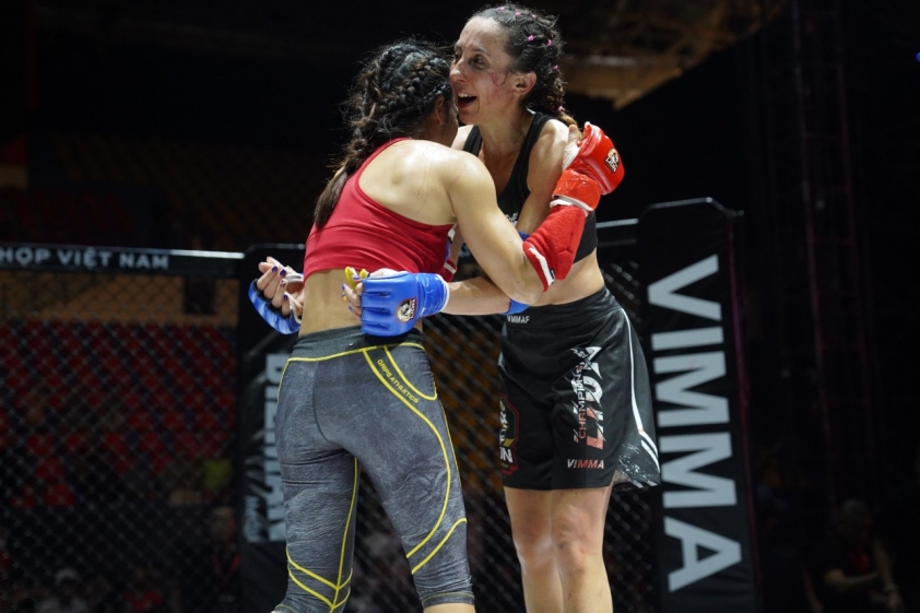 Lần đầu tiên trong lịch sử: 'Áo dài và nón lá Việt Nam' xuất hiện trên sàn đấu MMA 208334
