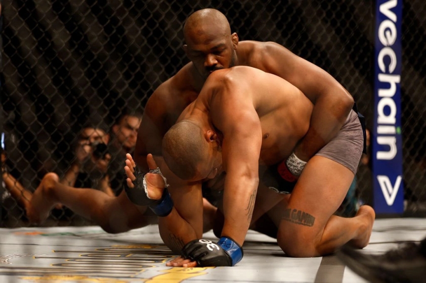 Hạ knock-out đối thủ sau 2 phút, Jon Jones thêm chiến tích vào lịch sử MMA vĩ đại 255333