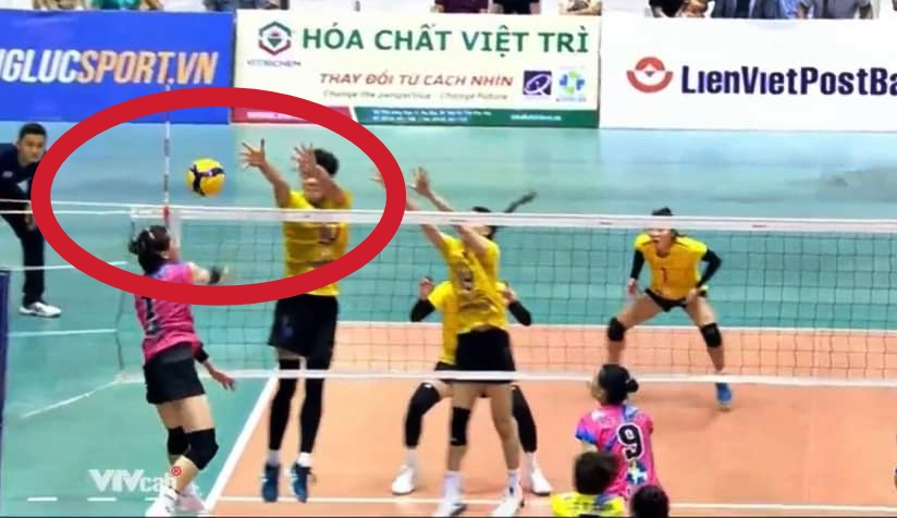 VĐV bóng chuyền nữ Ninh Bình khóc nghẹn sau trận thua, ấm ức vì trọng tài 261903