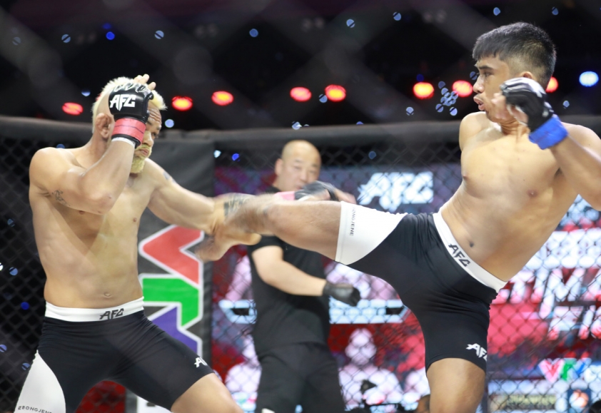 AFC 25: Robson Oliveira hạ knock-out con trai huyền thoại Rene Catalan 290983