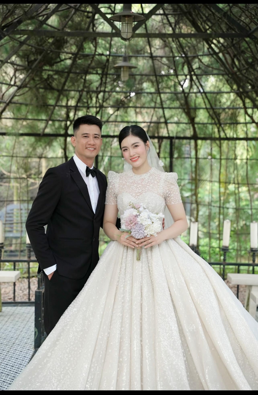 Hoa khôi bóng chuyền Mộng Kha đăng ảnh cưới với huyền thoại bóng rổ Việt Nam 314107