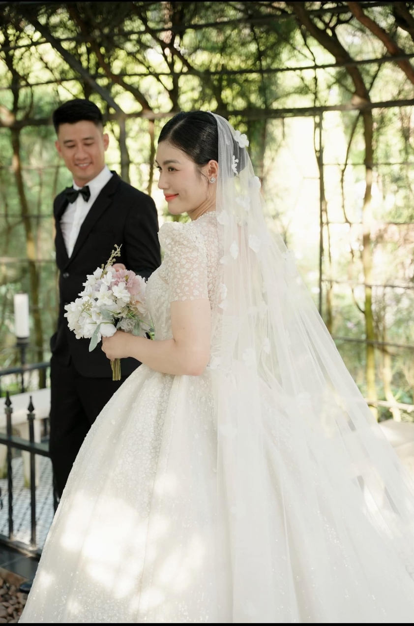 Hoa khôi bóng chuyền Mộng Kha đăng ảnh cưới với huyền thoại bóng rổ Việt Nam 314111