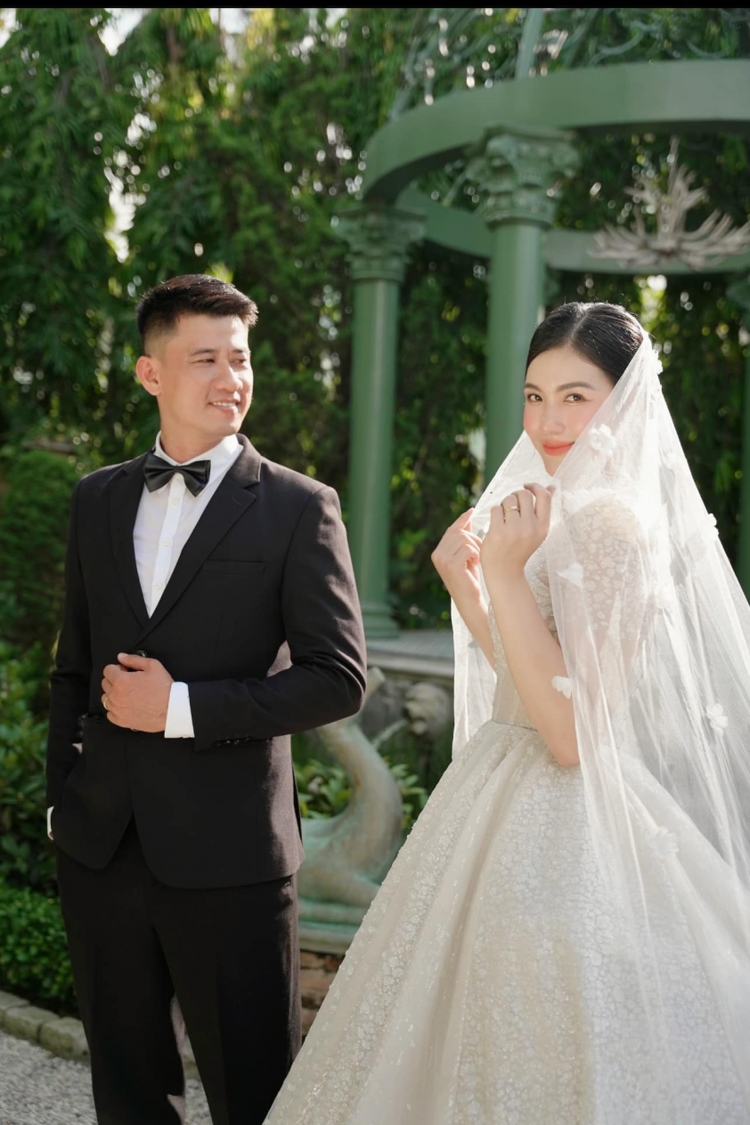 Hoa khôi bóng chuyền Mộng Kha đăng ảnh cưới với huyền thoại bóng rổ Việt Nam 314112