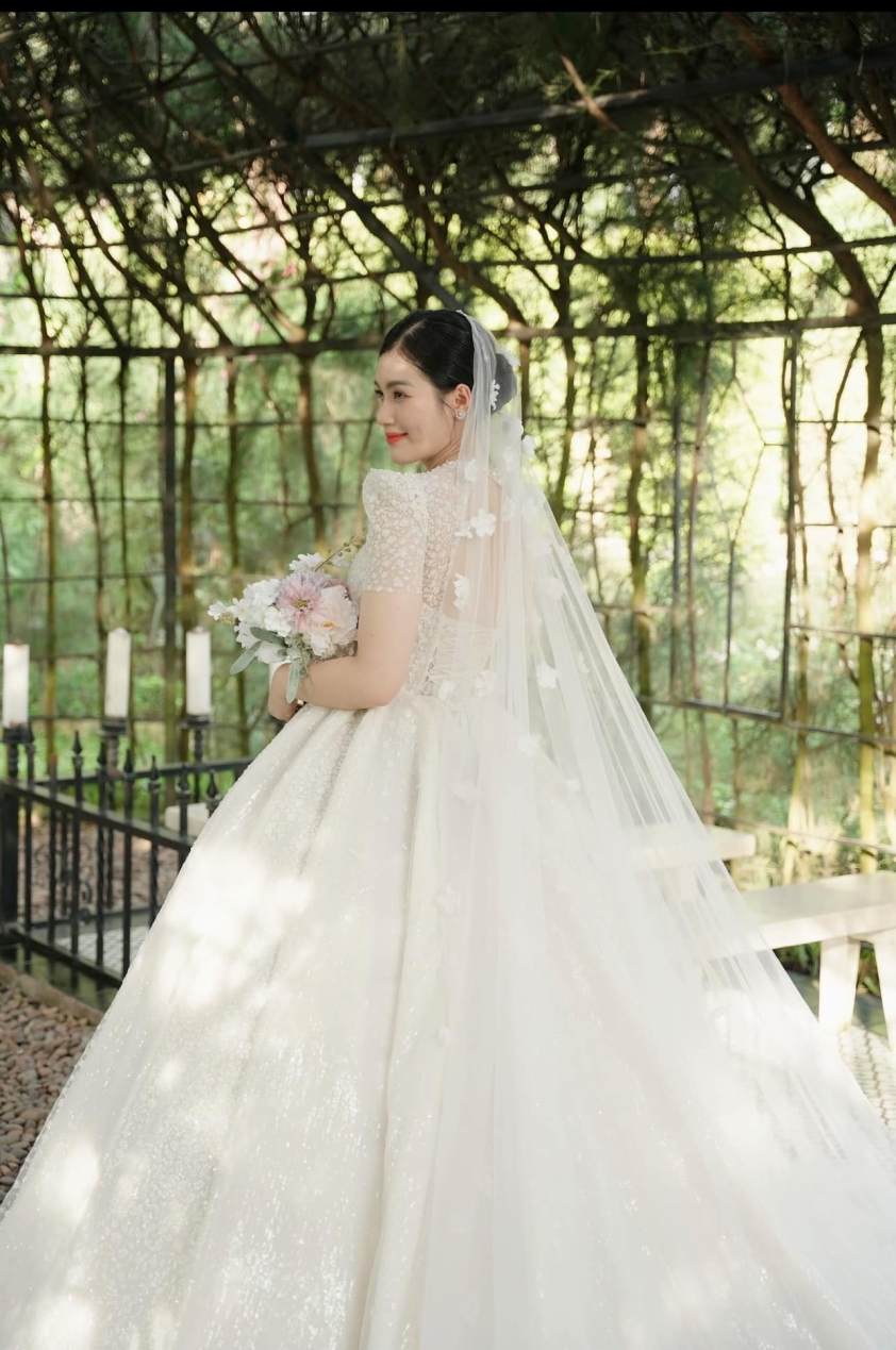 Hoa khôi bóng chuyền Mộng Kha đăng ảnh cưới với huyền thoại bóng rổ Việt Nam 314113