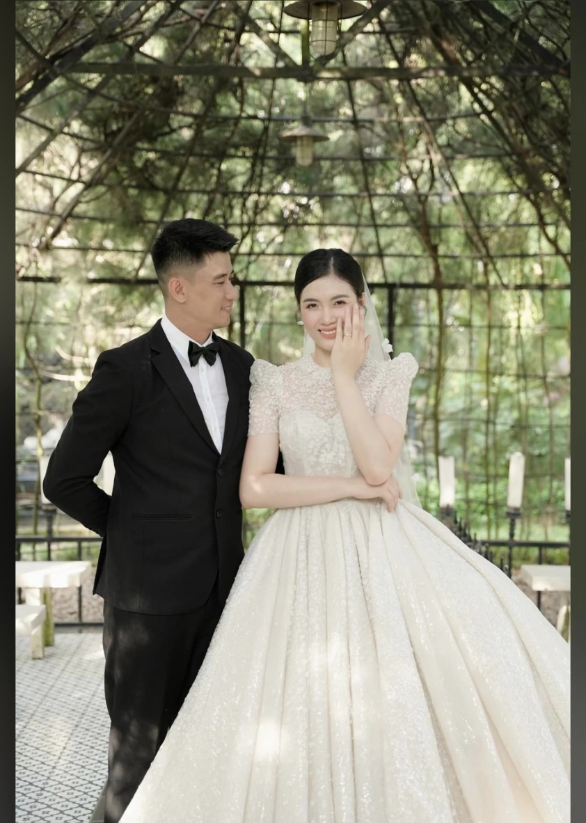 Hoa khôi bóng chuyền Mộng Kha đăng ảnh cưới với huyền thoại bóng rổ Việt Nam 314114
