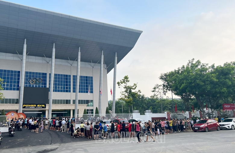 NHM bóng chuyền Việt Nam 'xuyên đêm' để mua vé xem VTV Cup 2023 314475