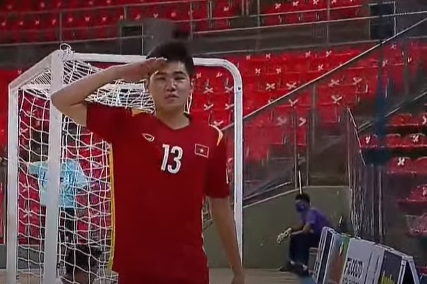 Nhan Gia Hưng ăn mừng đầy cảm xúc