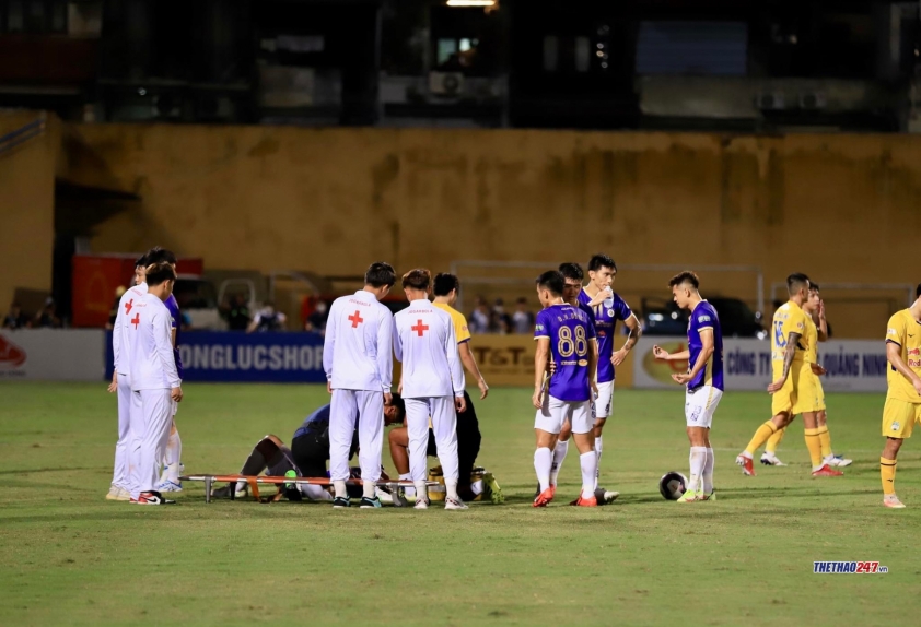 Derby Hà Nội vs HAGL: Tuyển thủ ĐT Việt Nam được đưa đi cấp cứu 171765