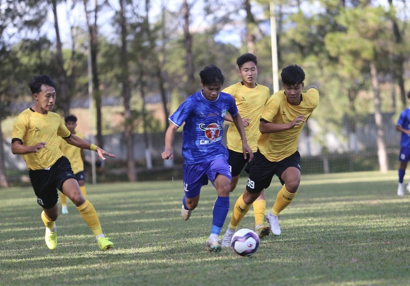 u19-lpbank-hagl-thu-2-tu-trai-qua-da-tao-ra-the-tran-ap-dao-truoc-doi-thu-anh-van-ngoc-9875-1704681994.jpg