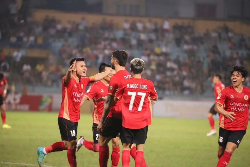 Trực tiếp CAHN 1-0 SLNA: Văn Thanh ghi bàn 436524
