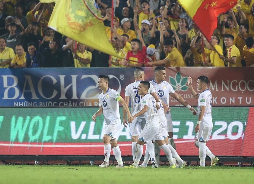 Trợ lý HLV Park thừa nhận Nam Định nhờ 'tiền' để trụ hạng V-League 217393