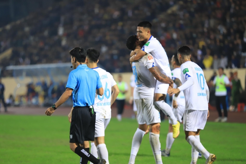 Trực tiếp Nam Định 2-1 HAGL: Siêu phẩm tại Thiên Trường! 248680