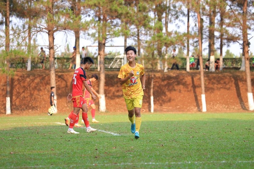 huy-hoang-phai-ghi-ban-thang-an-dinh-ty-so-2-0-cho-u19-hagl-anh-tri-dung-5394-1680492103.jpg