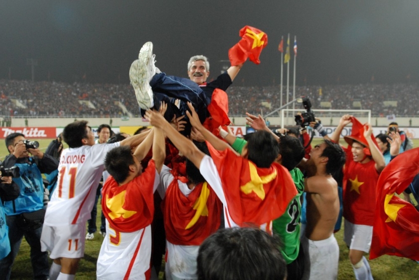 hlv-calisto-dt-viet-nam-dap-dang-nha-vo-dich-aff-cup-2008-hinh-anh-2-1692545559048163847943-1693292840.jpeg