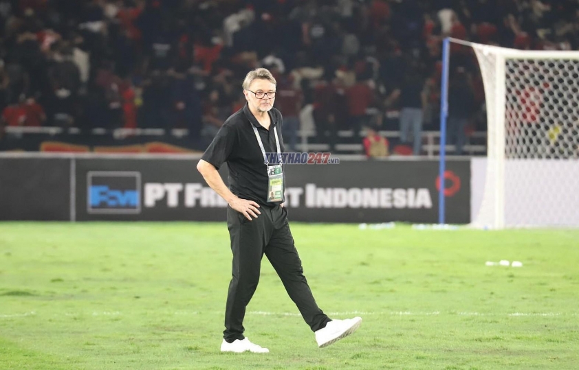 CĐV Việt Nam bị đe dọa tại Indonesia, HLV Troussier phản ứng thế nào? 427858