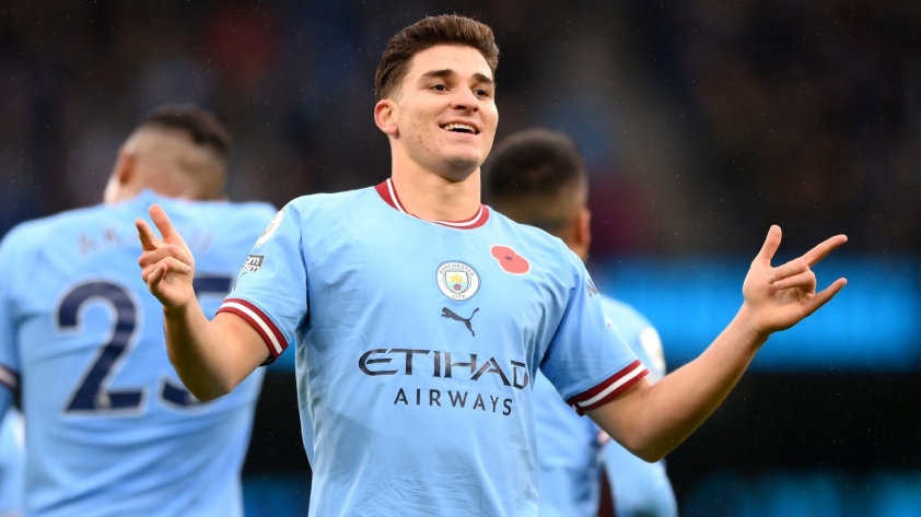 julian-alvarez-manchester-city-2022-23-1677750236.jpg