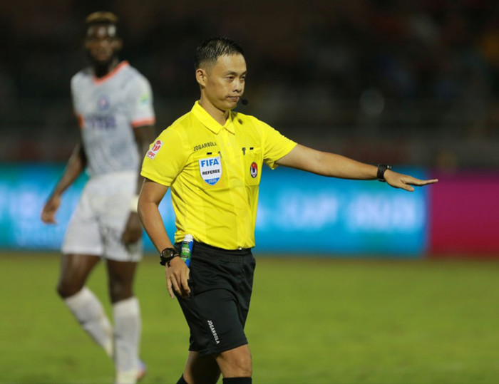 img-bgt-2021-trong-tai-ngo-duy-lan-mot-trong-hai-trong-tai-viet-nam-duoc-cap-chung-chinh-fifa-1621773529-width1280height987