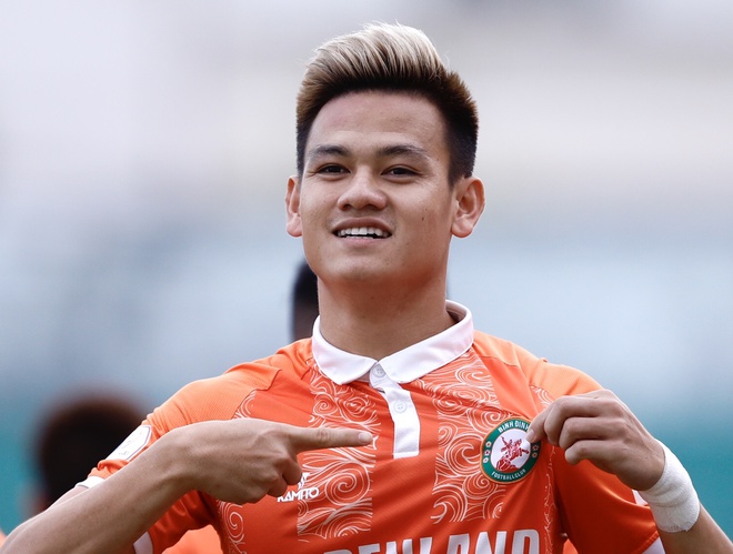 ho-tan-tai-so-4-ghi-ban-thang-thu-hai-tai-vleague-2021-trong-mau-ao-clb-binh-dinh-0503