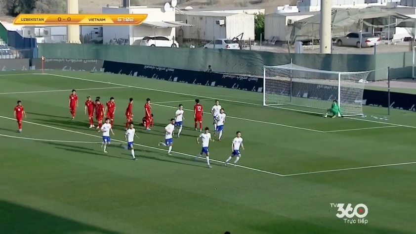 cầu thủ mang áo số 10 của U23 Uzbekistan có tình huống đưa bóng đi đầy khó chịu và dễ dàng hạ gục thủ thành Quan Văn Chuẩn.