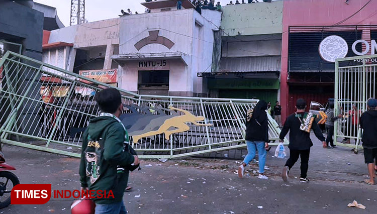 Bóng đá Indonesia để lại hình ảnh xấu xí, phản cảm trong khu vực ĐNÁ 188007