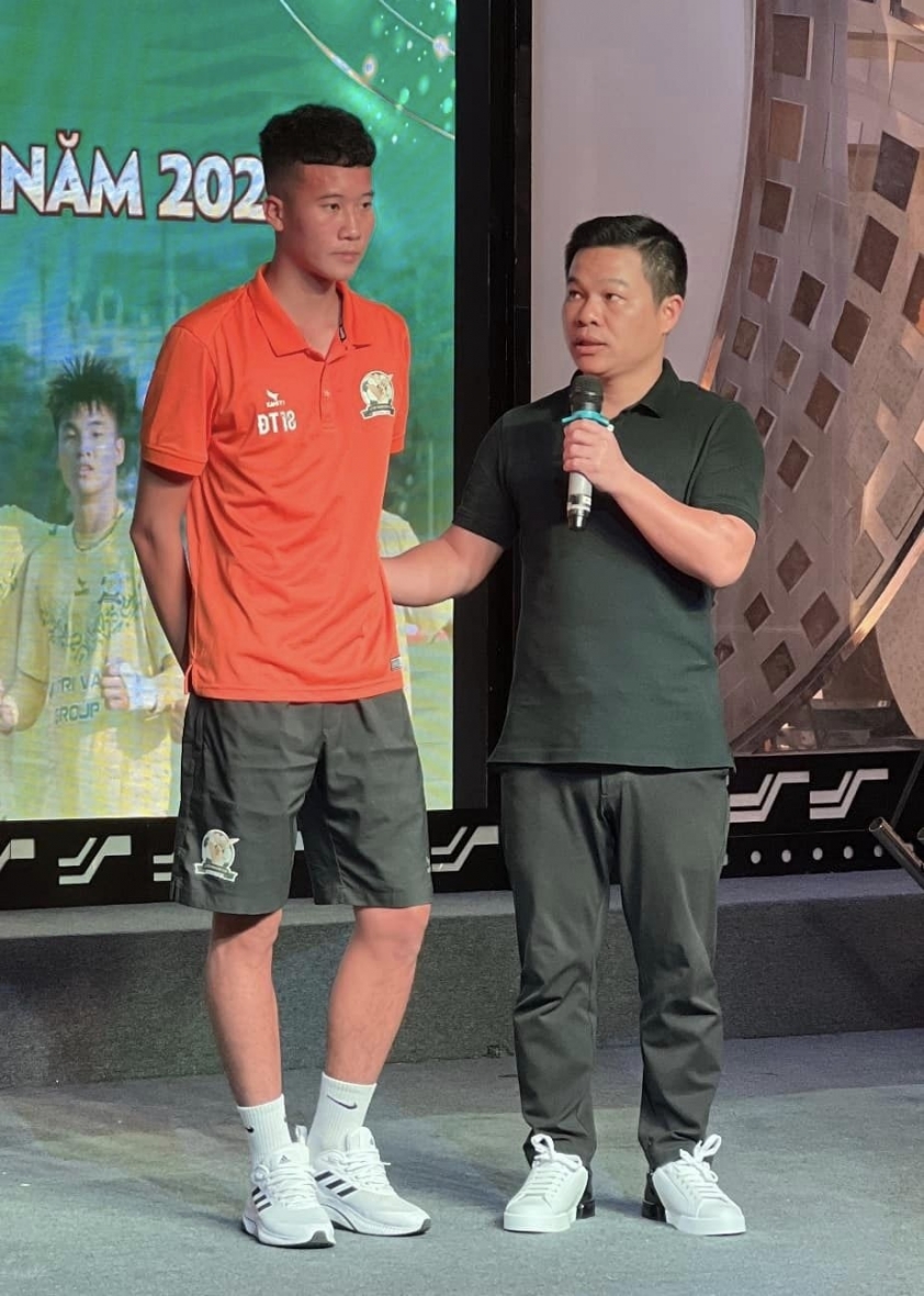Ấm lòng với hành động của chủ tịch, tặng tiền lương 1 năm để cầu thủ phẫu thuật 212674