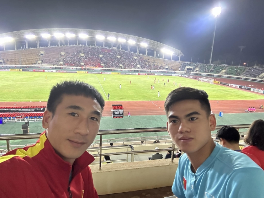Bộ đôi tuyển thủ ĐT Việt Nam ghi điểm trên khán đài tại AFF Cup 234728