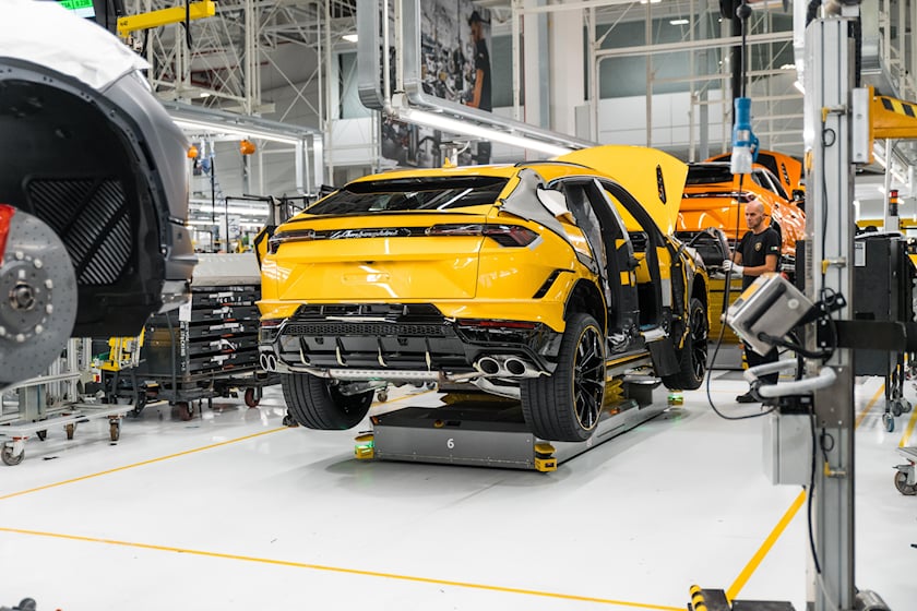 Khám ph nhà máy huyền thoại của thương hiệu Lamborghini 262352
