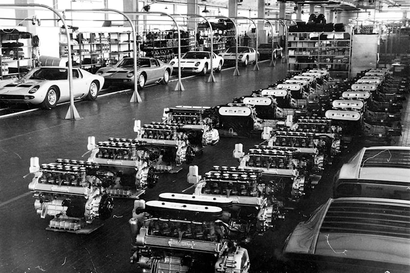 Khám phá nhà máy huyền thoại của thương hiệu Lamborghini 262334