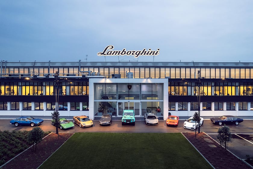 Khám phá nhà máy huyền thoại của thương hiệu Lamborghini 262339