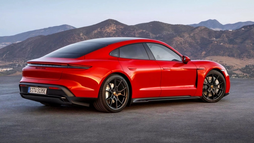 Cách Porsche và Mercedes giành chiến thắng trong cuộc đua gia tăng phạm vi cho ô tô điện 267787