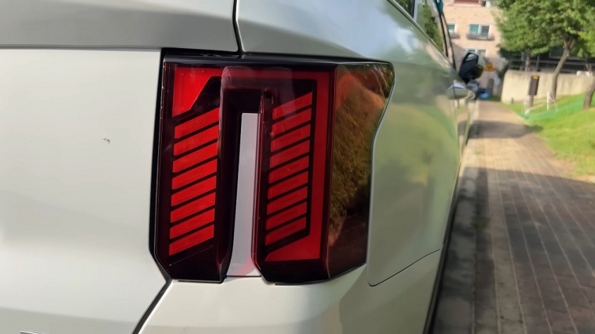 Soi ảnh thực tế ‘bằng xương bằng thịt’ của Kia Sorento 2024 vừa lộ diện, sẵn sàng thách thức SantaFe 308106