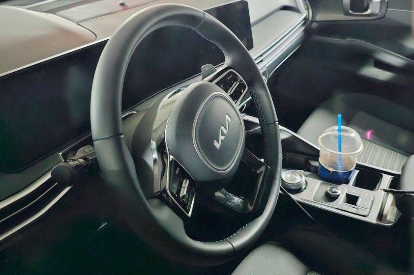 Soi ảnh thực tế ‘bằng xương bằng thịt’ của Kia Sorento 2024 vừa lộ diện, sẵn sàng thách thức SantaFe 308108
