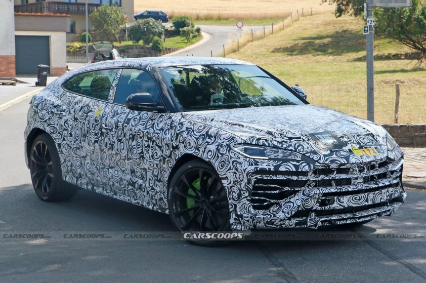 2024-Lamborghini-Urus-726-10_result