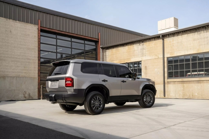 Xe chủ tịch Toyota Land Cruiser 2024 ra mắt: Thiết kế cổ điển, giá bán giảm khó tin 310250