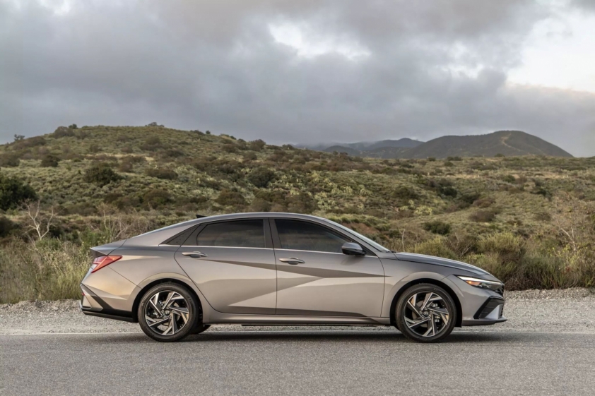 2024-Hyundai-Elantra-US-19-2048x1366_result