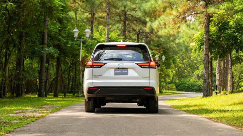 Chiêm ngưỡng ảnh thực tế của 'cựu vương' Toyota Innova 2023 tại Việt Nam ngay trước ngày ra mắt 339652