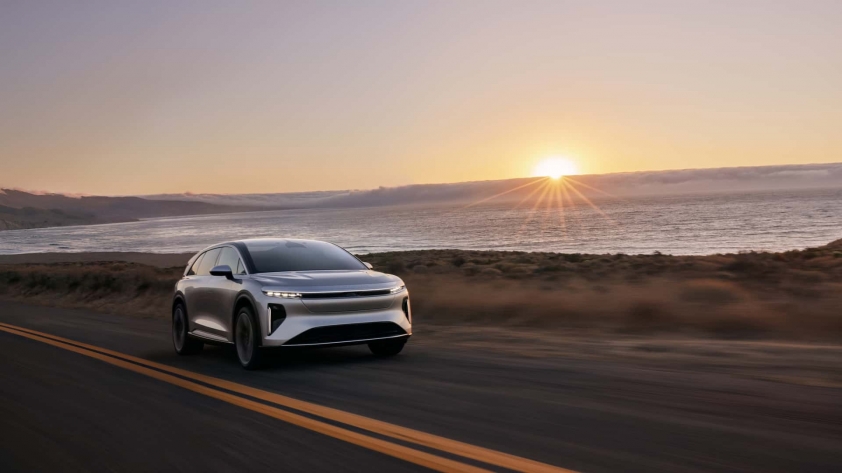 lm23_05c_gravity_8r0a6733_dynamic_3qtr_front_sunset_srgb