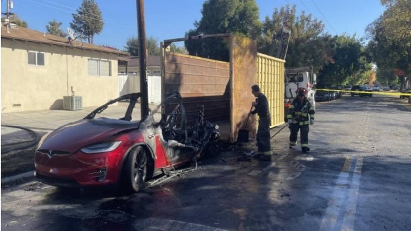 Xe điện Tesla bất ngờ bốc cháy dữ dội khi đang đỗ bên đường 358645