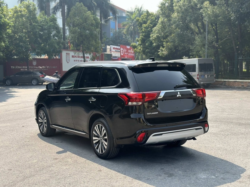 Lăn bánh 1 năm, Mitsubishi Outlander chạy ‘lướt’ xuống giá khó tin 360618