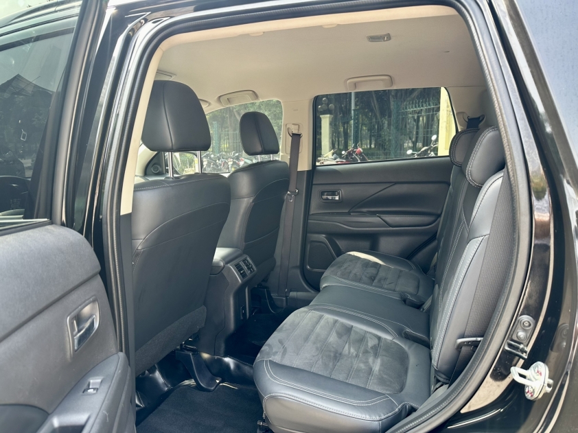 Lăn bánh 1 năm, Mitsubishi Outlander chạy ‘lướt’ xuống giá khó tin 360620