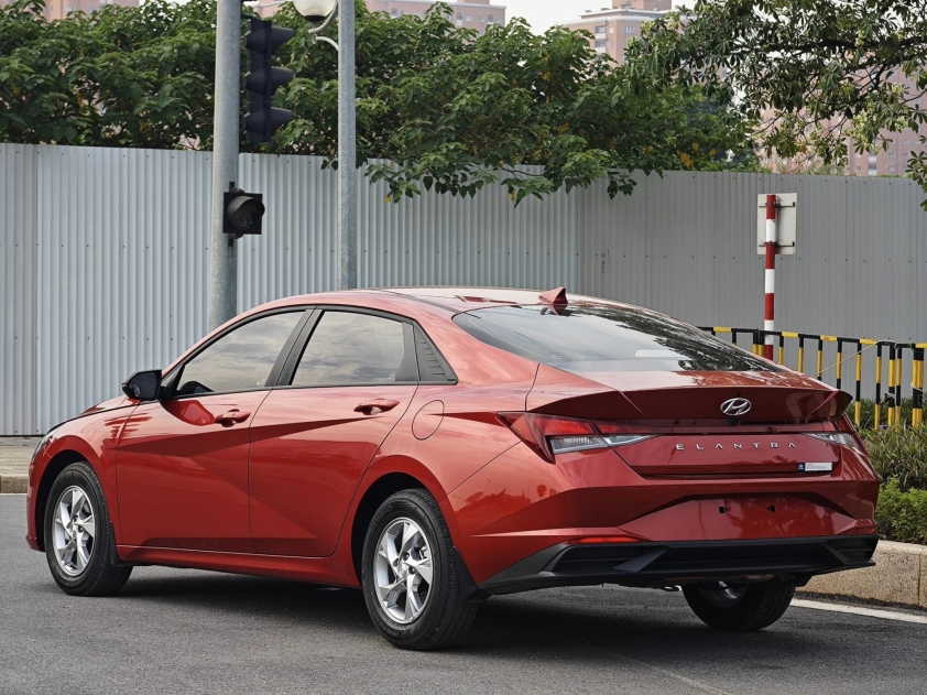 Ngỡ ngàng giá chào bán của Hyundai Elantra ‘siêu lướt’ mới lăn bánh chưa đầy 3.000 km 361065