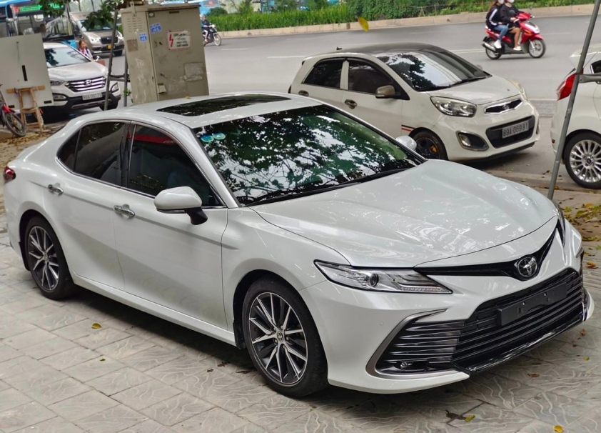 Ngỡ ngàng giá bán của Toyota Camry chạy ‘lướt’ mới lăn bánh hơn 1 năm 363750
