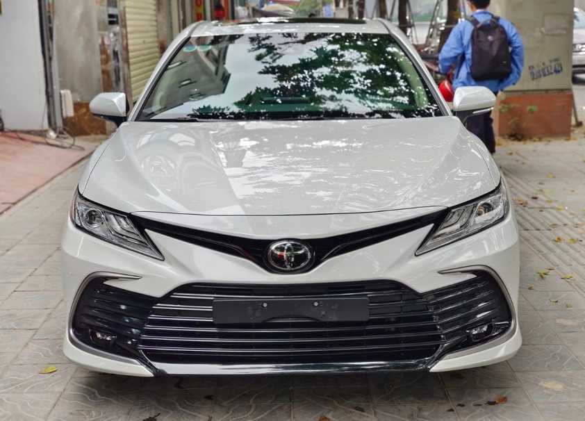 Ngỡ ngàng giá bán của Toyota Camry chạy ‘lướt’ mới lăn bánh hơn 1 năm 363751
